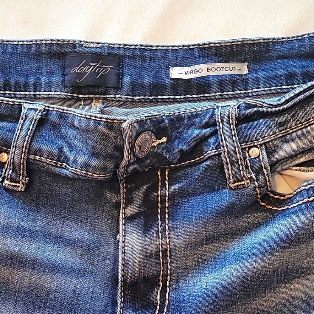 WOMNANS VIRGO BOOTCUT DAYTRIP JEANS